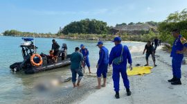 Polisi mengevakuasi mayat laki-laki yang ditemukan mengapung di Perairan Takong Hiu. (Foto: Istimewa)