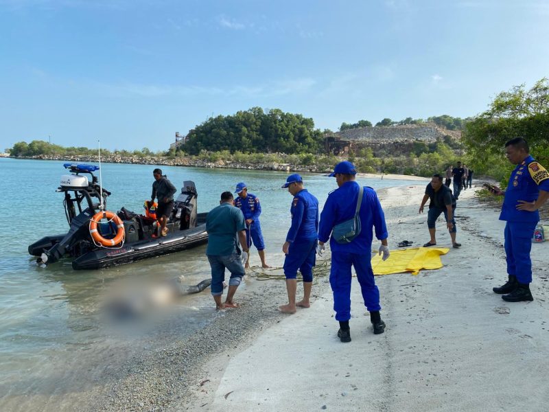 Polisi mengevakuasi mayat laki-laki yang ditemukan mengapung di Perairan Takong Hiu. (Foto: Istimewa)
