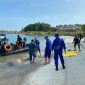 Polisi mengevakuasi mayat laki-laki yang ditemukan mengapung di Perairan Takong Hiu. (Foto: Istimewa)
