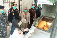 Petugas memusnahkan barang-barang hasik sitaan dari penumpang dengan menggunakan mesin Incenerator. Foto: rc/kepriheadline.id