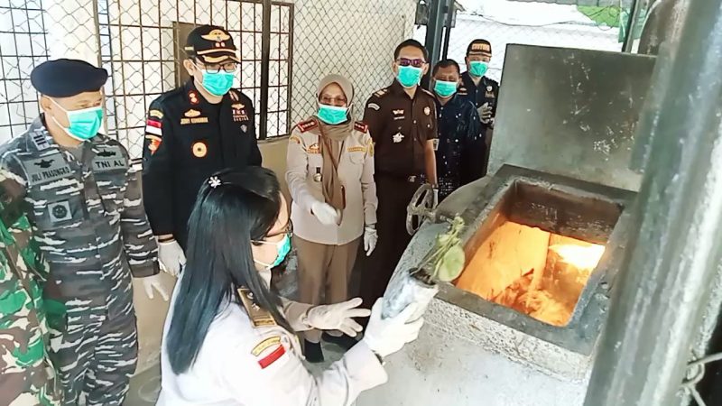Petugas memusnahkan barang-barang hasik sitaan dari penumpang dengan menggunakan mesin Incenerator. Foto: rc/kepriheadline.id