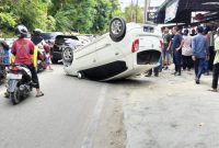 Mobil Toyota Agya terbalik usai menabrak dua unit mobil di Jalan Teuku Umar. Foto: istimewa