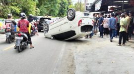 Mobil Toyota Agya terbalik usai menabrak dua unit mobil di Jalan Teuku Umar. Foto: istimewa