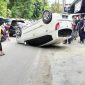 Mobil Toyota Agya terbalik usai menabrak dua unit mobil di Jalan Teuku Umar. Foto: istimewa