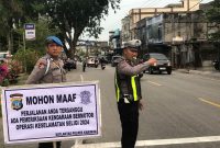 Petugas melakukan penertiban kendaraan di Jalan A Yani Kolong Kelurahan Sei Lakam Barat. (Foto: Humas Polres Karimun)