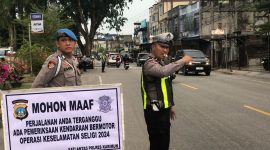 Petugas melakukan penertiban kendaraan di Jalan A Yani Kolong Kelurahan Sei Lakam Barat. (Foto: Humas Polres Karimun)