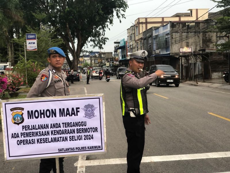Petugas melakukan penertiban kendaraan di Jalan A Yani Kolong Kelurahan Sei Lakam Barat. (Foto: Humas Polres Karimun)