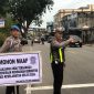 Petugas melakukan penertiban kendaraan di Jalan A Yani Kolong Kelurahan Sei Lakam Barat. (Foto: Humas Polres Karimun)