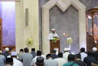 Bupati Karimun Aunur Rafiq menyampaikan pesan-pesan agama dalam shalat tarawih perdana di Masjid Agung Karimun. (Foto: Rahmad/Diskominfo Karimun)