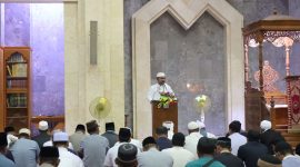 Bupati Karimun Aunur Rafiq menyampaikan pesan-pesan agama dalam shalat tarawih perdana di Masjid Agung Karimun. (Foto: Rahmad/Diskominfo Karimun)