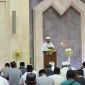 Bupati Karimun Aunur Rafiq menyampaikan pesan-pesan agama dalam shalat tarawih perdana di Masjid Agung Karimun. (Foto: Rahmad/Diskominfo Karimun)