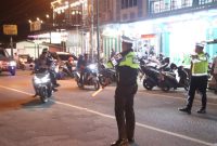 Petugas kepolisian mengarahkan pengendara untuk menepi guna menjalani pemeriksaan. (Foto: Istimewa)