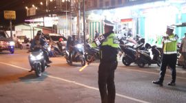 Petugas kepolisian mengarahkan pengendara untuk menepi guna menjalani pemeriksaan. (Foto: Istimewa)