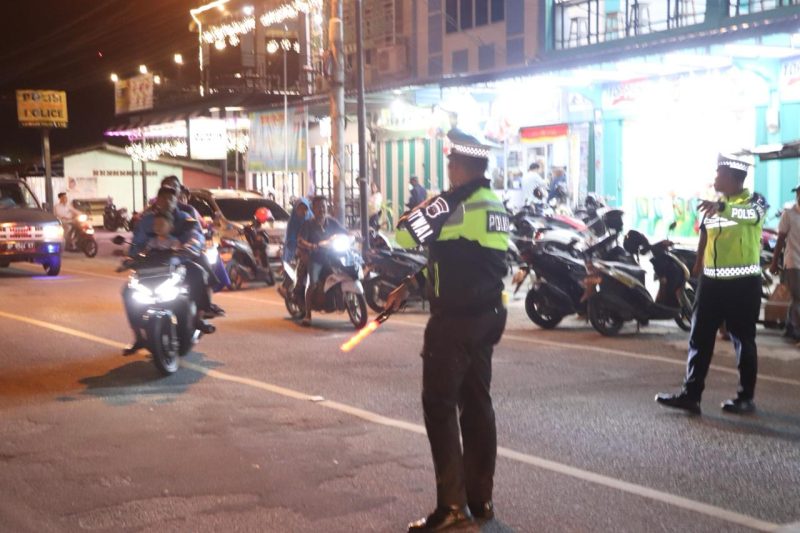 Petugas kepolisian mengarahkan pengendara untuk menepi guna menjalani pemeriksaan. (Foto: Istimewa)
