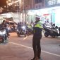 Petugas kepolisian mengarahkan pengendara untuk menepi guna menjalani pemeriksaan. (Foto: Istimewa)