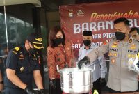 Kapolres Karimun didampingi Ketua Pengadilan Karimun memusnahkan narkotika jenis sabu dengan cara direbus menggunakan air panas. (Foto: Rc/Kepriheadline.id)