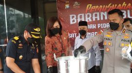 Kapolres Karimun didampingi Ketua Pengadilan Karimun memusnahkan narkotika jenis sabu dengan cara direbus menggunakan air panas. (Foto: Rc/Kepriheadline.id)