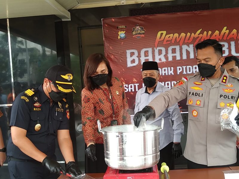 Kapolres Karimun didampingi Ketua Pengadilan Karimun memusnahkan narkotika jenis sabu dengan cara direbus menggunakan air panas. (Foto: Rc/Kepriheadline.id)