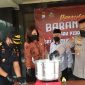 Kapolres Karimun didampingi Ketua Pengadilan Karimun memusnahkan narkotika jenis sabu dengan cara direbus menggunakan air panas. (Foto: Rc/Kepriheadline.id)