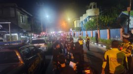Puluhan Pengendara iring-iringan menuju Mapolsek Meral, usai diamankan Tim Gabungan Polres Karimun. (Foto: Dokumen Polisi)
