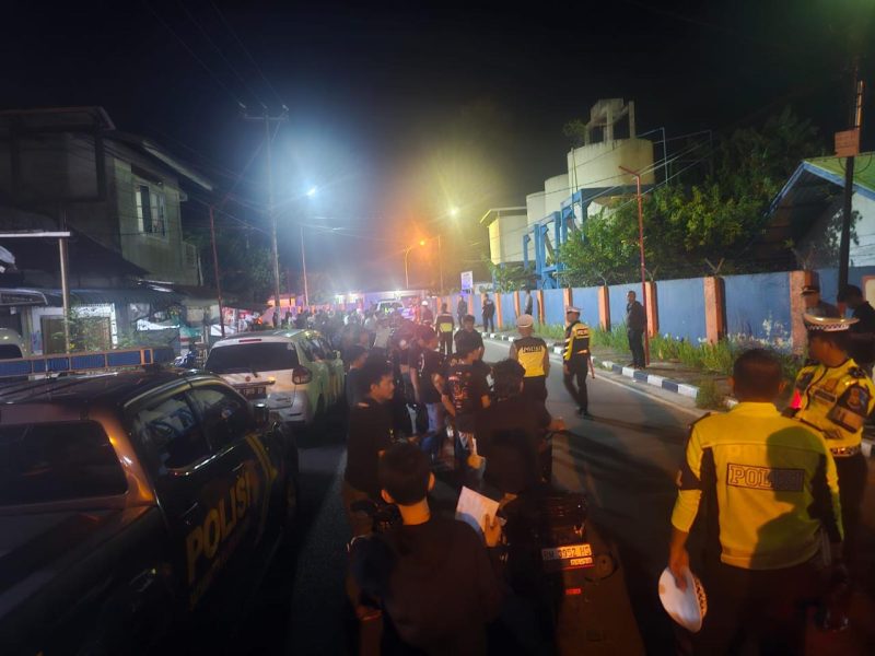 Puluhan Pengendara iring-iringan menuju Mapolsek Meral, usai diamankan Tim Gabungan Polres Karimun. (Foto: Dokumen Polisi)