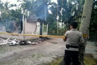 Polisi memasang garis polisi di rumah milik Hadir (48) yang terbakar, Minggu 17 Maret 2024. (Foto: Dokumen Polisi)