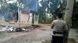 Polisi memasang garis polisi di rumah milik Hadir (48) yang terbakar, Minggu 17 Maret 2024. (Foto: Dokumen Polisi)