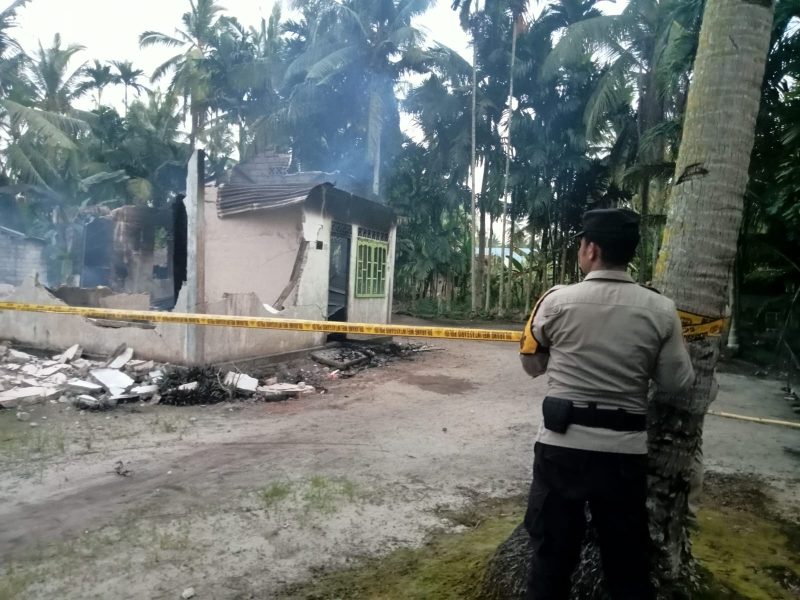 Polisi memasang garis polisi di rumah milik Hadir (48) yang terbakar, Minggu 17 Maret 2024. (Foto: Dokumen Polisi)