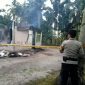 Polisi memasang garis polisi di rumah milik Hadir (48) yang terbakar, Minggu 17 Maret 2024. (Foto: Dokumen Polisi)