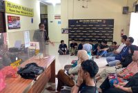 Kapolsek Tebing AKP M Jaiz memberikan pengarahan kepada orang tua pelaku aksi perang sarung du Mapolsek Tebing. (Foto: Dokumen Polisi)