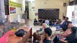 Kapolsek Tebing AKP M Jaiz memberikan pengarahan kepada orang tua pelaku aksi perang sarung du Mapolsek Tebing. (Foto: Dokumen Polisi)