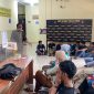 Kapolsek Tebing AKP M Jaiz memberikan pengarahan kepada orang tua pelaku aksi perang sarung du Mapolsek Tebing. (Foto: Dokumen Polisi)