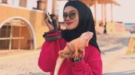 Salah satu pengunjung berfoto bersama hewan reptil yang dipamerkan Komunitas Reptil Karimun. (FOTO: Vk/KepriHeadline.id).