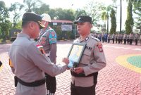 Kapolres Karimun melakukan PTDH dengan pencoretan foto Brigpol AM karena tidak hadir saat upacara PTDH serta upacara berjalan dengan lancar. (FOTO: Humas Polres Karimun)