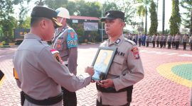 Kapolres Karimun melakukan PTDH dengan pencoretan foto Brigpol AM karena tidak hadir saat upacara PTDH serta upacara berjalan dengan lancar. (FOTO: Humas Polres Karimun)
