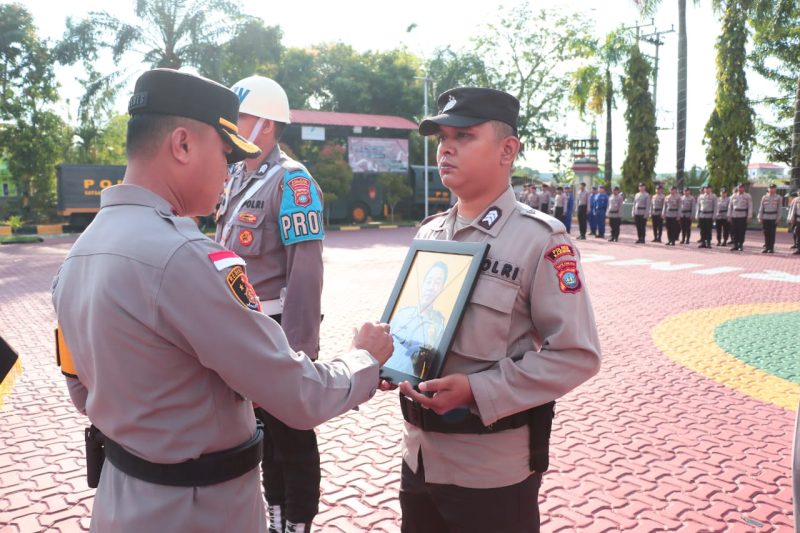 Kapolres Karimun melakukan PTDH dengan pencoretan foto Brigpol AM karena tidak hadir saat upacara PTDH serta upacara berjalan dengan lancar. (FOTO: Humas Polres Karimun)