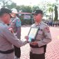 Kapolres Karimun melakukan PTDH dengan pencoretan foto Brigpol AM karena tidak hadir saat upacara PTDH serta upacara berjalan dengan lancar. (FOTO: Humas Polres Karimun)