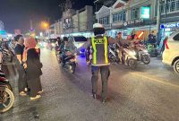 Polwan Polres Karimun melaksanakan pengaman di titik keramaian wilayah Kabupaten Karimun. (FOTO: Hp/KepriHeadline.id)