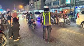 Polwan Polres Karimun melaksanakan pengaman di titik keramaian wilayah Kabupaten Karimun. (FOTO: Hp/KepriHeadline.id)