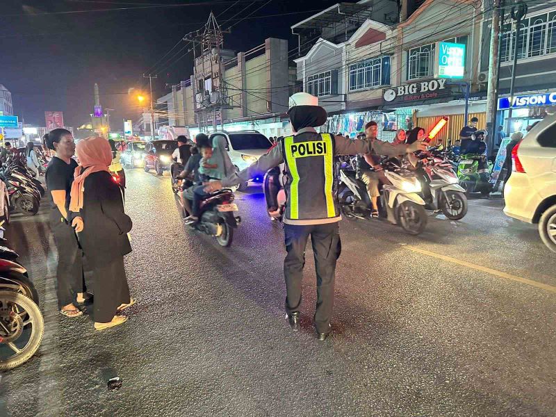 Polwan Polres Karimun melaksanakan pengaman di titik keramaian wilayah Kabupaten Karimun. (FOTO: Hp/KepriHeadline.id)