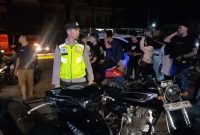 Personil Polres Karimun mengatur kendaraan-kendaraan hasil penindakan malam takbiran. (FOTO: ricky/KepriHeadline.id)