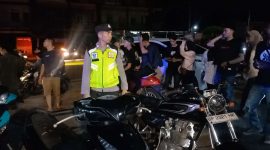 Personil Polres Karimun mengatur kendaraan-kendaraan hasil penindakan malam takbiran. (FOTO: ricky/KepriHeadline.id)