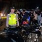Personil Polres Karimun mengatur kendaraan-kendaraan hasil penindakan malam takbiran. (FOTO: ricky/KepriHeadline.id)