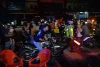 Personil Polres Karimun menertibkan puluhan motor berknalpot tidak sesuai spesifikasi atau knalpot brong. (FOTO: ricky/KepriHeadline.id)