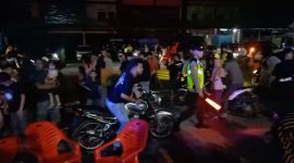 Personil Polres Karimun menertibkan puluhan motor berknalpot tidak sesuai spesifikasi atau knalpot brong. (FOTO: ricky/KepriHeadline.id)