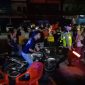 Personil Polres Karimun menertibkan puluhan motor berknalpot tidak sesuai spesifikasi atau knalpot brong. (FOTO: ricky/KepriHeadline.id)