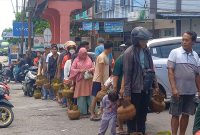 Warga Karimun Rela Antre Panas-Panasan untuk Beli Gas LPG Melon 3 Kilogram di Pangkalan Gas Wen Mart, Batu Lipai, Kamis, 18 April 2024. (FOTO: Rc/KepriHeadline.id)