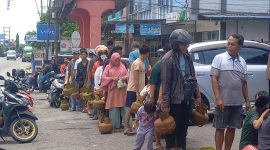 Warga Karimun Rela Antre Panas-Panasan untuk Beli Gas LPG Melon 3 Kilogram di Pangkalan Gas Wen Mart, Batu Lipai, Kamis, 18 April 2024. (FOTO: Rc/KepriHeadline.id)