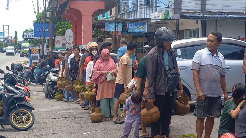 Warga Karimun Rela Antre Panas-Panasan untuk Beli Gas LPG Melon 3 Kilogram di Pangkalan Gas Wen Mart, Batu Lipai, Kamis, 18 April 2024. (FOTO: Rc/KepriHeadline.id)