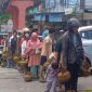 Warga Karimun Rela Antre Panas-Panasan untuk Beli Gas LPG Melon 3 Kilogram di Pangkalan Gas Wen Mart, Batu Lipai, Kamis, 18 April 2024. (FOTO: Rc/KepriHeadline.id)